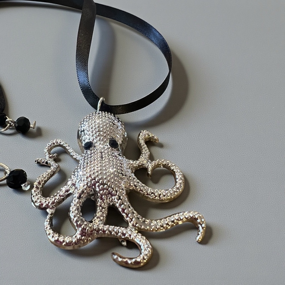 Shiny Silver Toned Octopus Pendant Choker Necklace - Picture 10 of 17